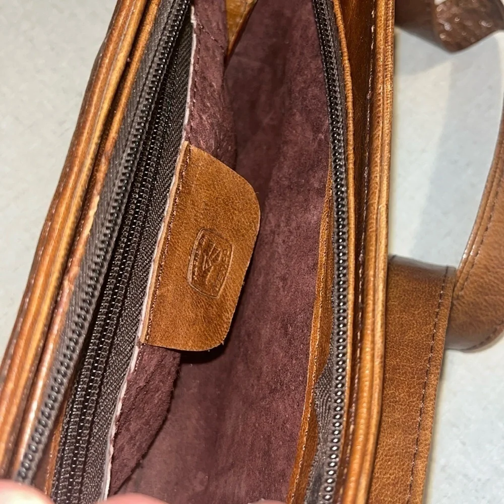 VEUC LEATHER SHOULDER BAG SM. TO MED. MADE IN MEXICO AS FEATURED ON THE FRONT. - Picture 12 of 12